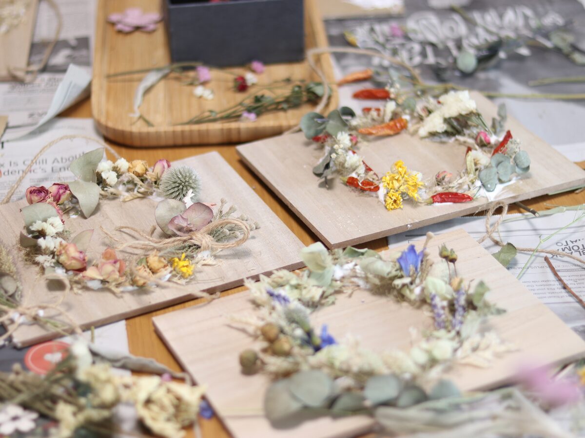 信州産のドライフラワーとプリザーブドフラワーを使ったインバウンド向けワークショップの作品